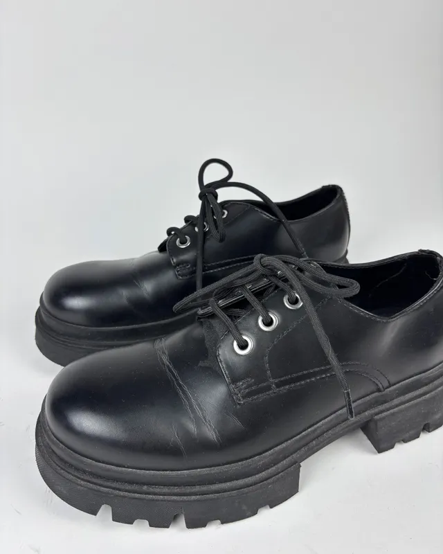 Zapatos negros acordonados zara