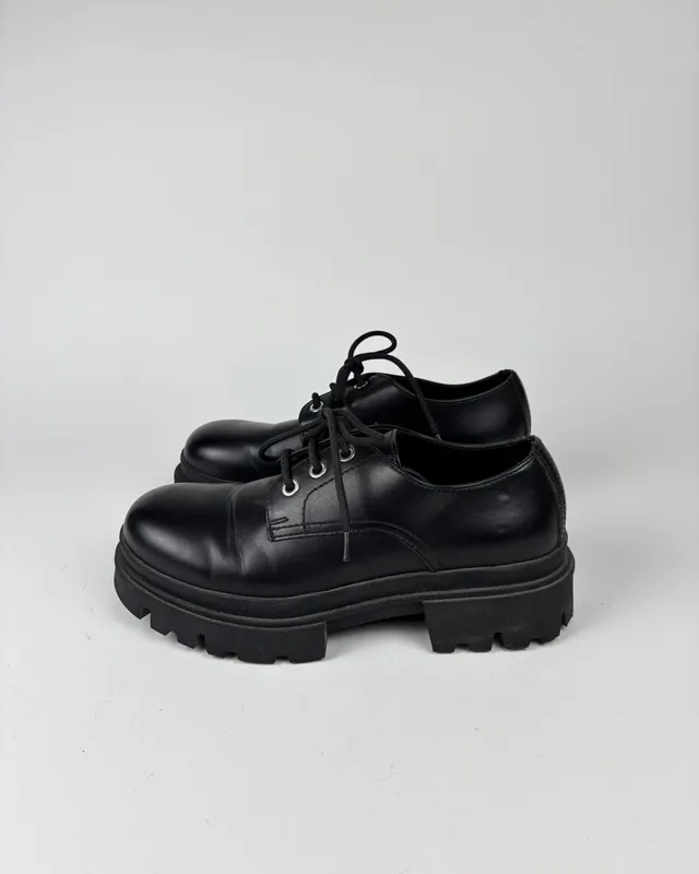 Zapatos negros acordonados zara