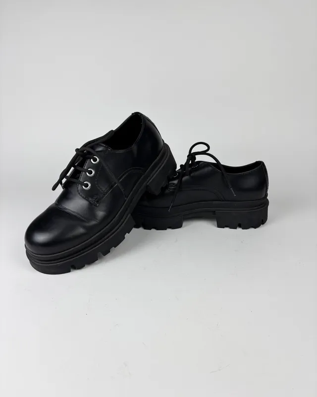 Zapatos negros acordonados zara