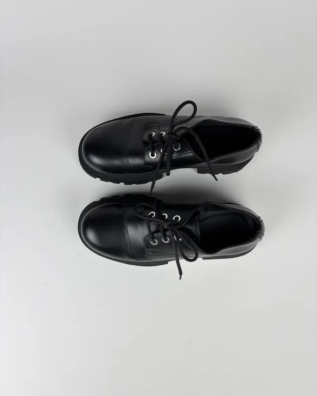 Zapatos negros acordonados zara