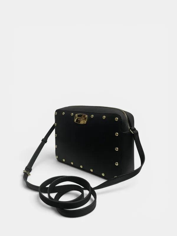 Cartera rectangular  negra con tachas doradas michael kors