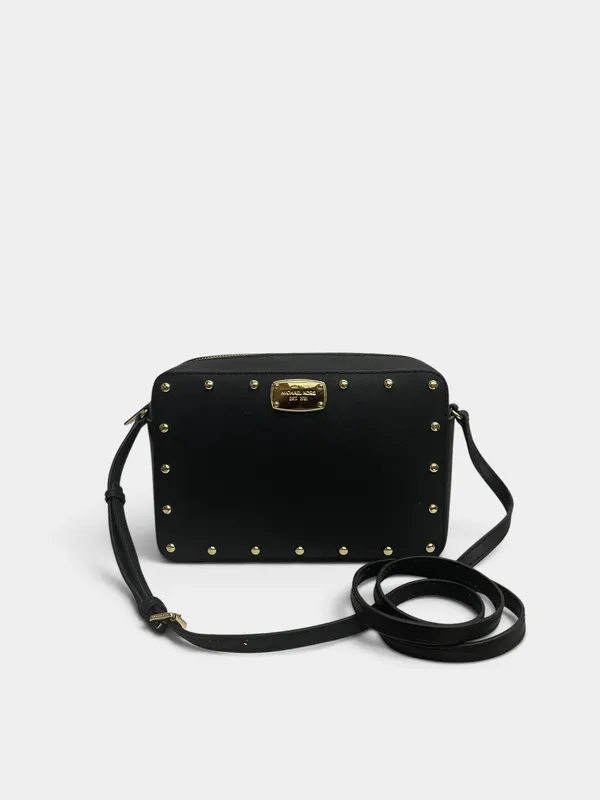 Cartera rectangular  negra con tachas doradas michael kors