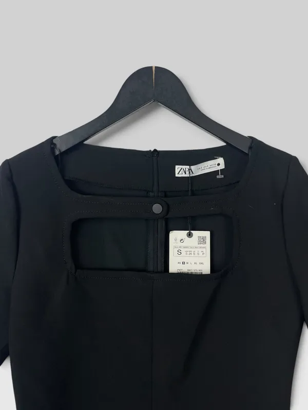Vestido corto mc negro escote cuadrado con broche zara