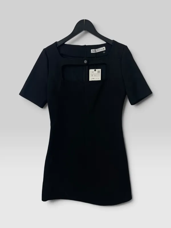 Vestido corto mc negro escote cuadrado con broche zara