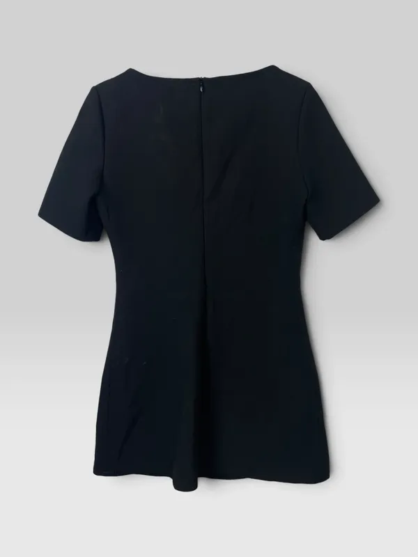 Vestido corto mc negro escote cuadrado con broche zara