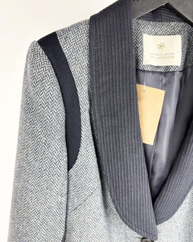 Blazer gris con detalles margara shaw