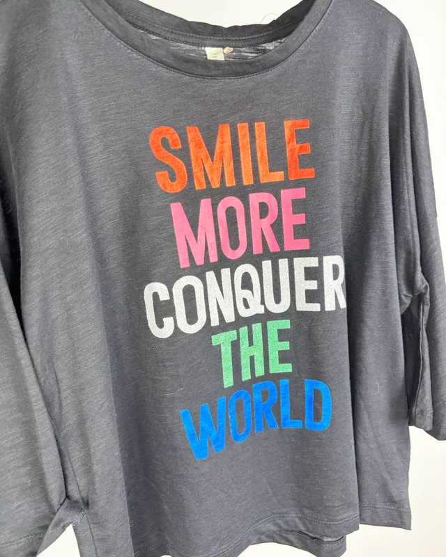 Remera negra con frase parisien