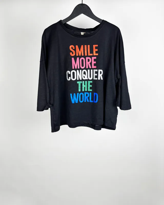 Remera negra con frase parisien