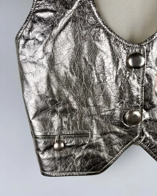 Chaleco dorado y crudo alejandra iglesias