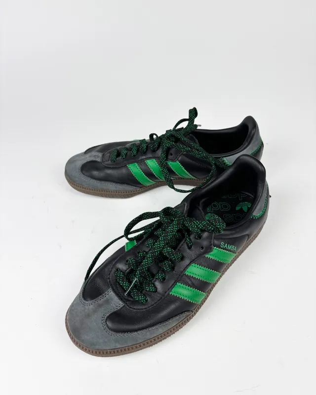 Cgampiones negros y verde samba adidas