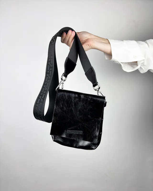 Cartera negra bandolera prune