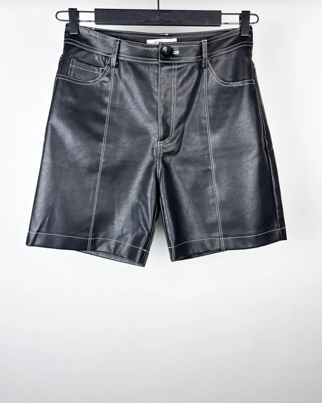 Short de cuerina rotunda