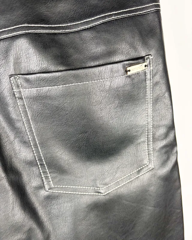 Short de cuerina rotunda