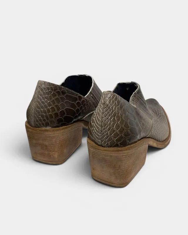 Zapatos punta fina croco cuero