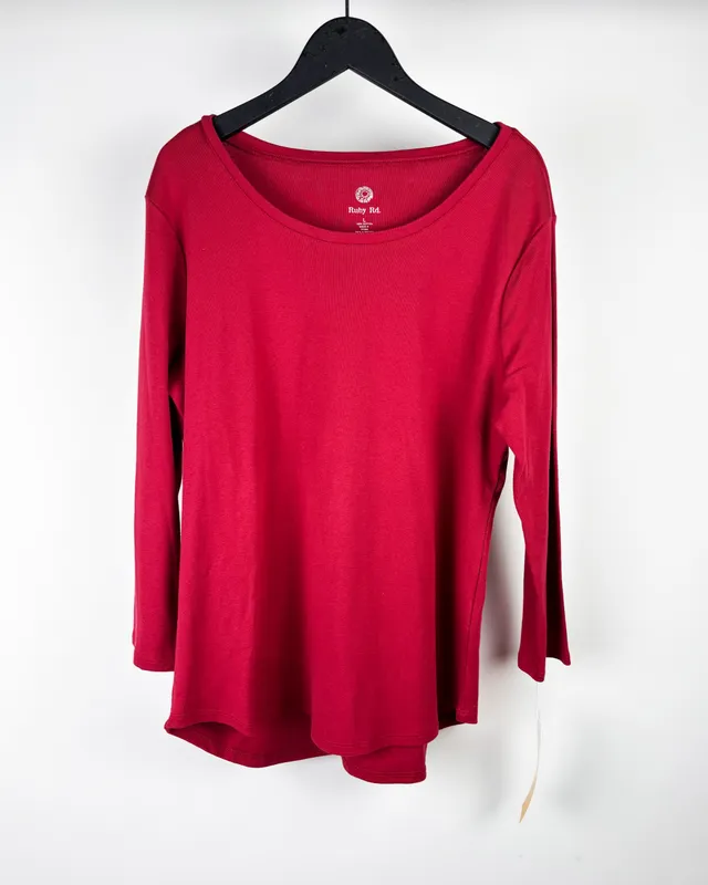 Remera negra con volado zara