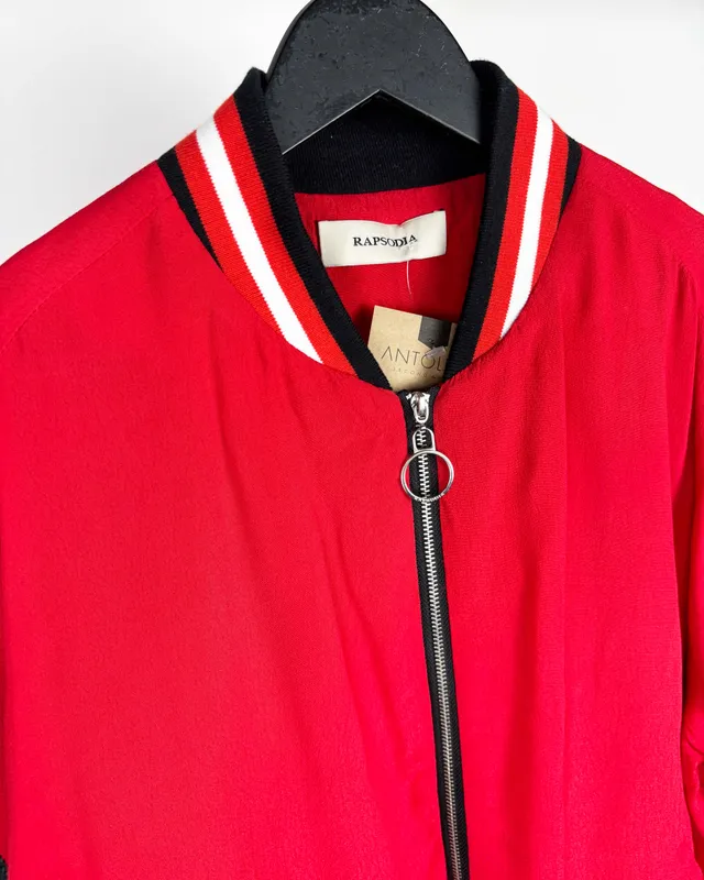 Campera roja c/bordado rapsodia