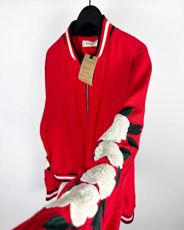 Campera roja c/bordado rapsodia