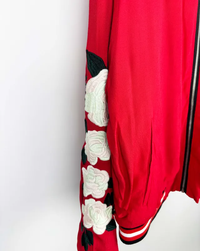 Campera roja c/bordado rapsodia