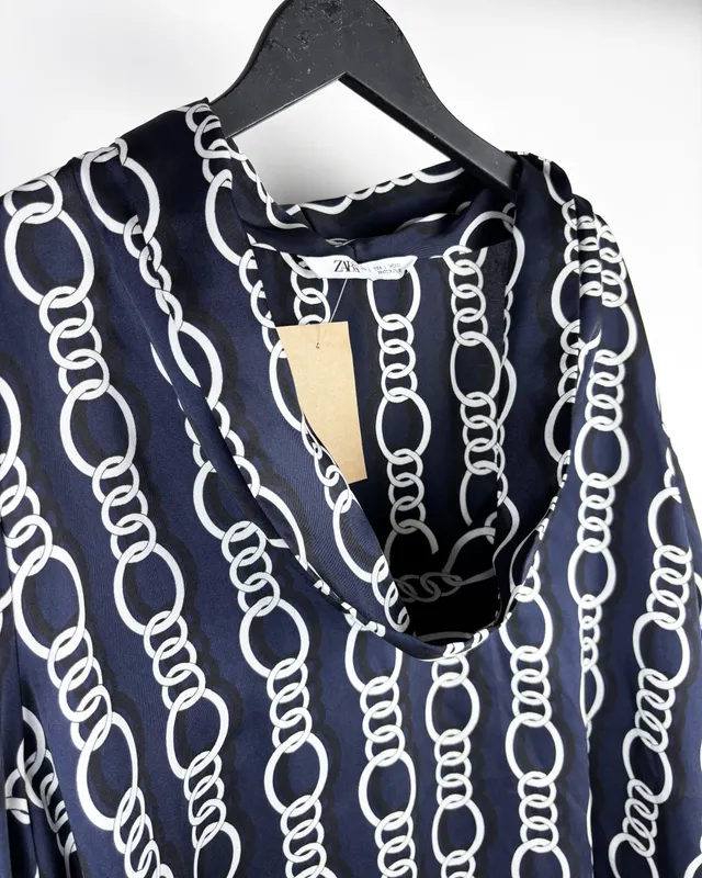 Blusa azul saten cuello volcado zara