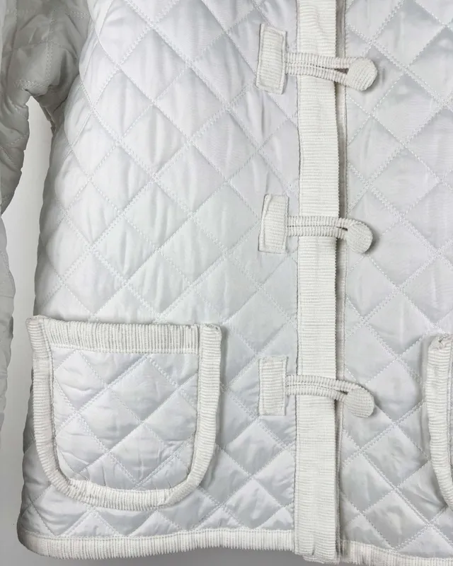 Campera blanca capitoneada pastiche