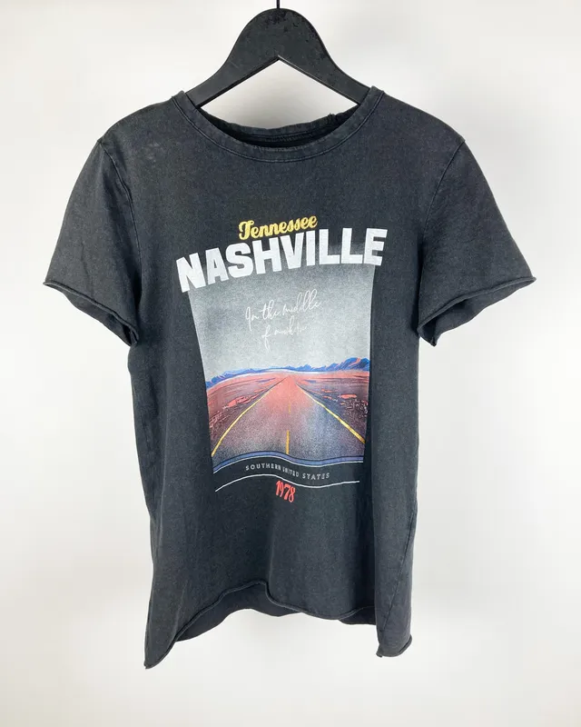 Remera negra con estampa only