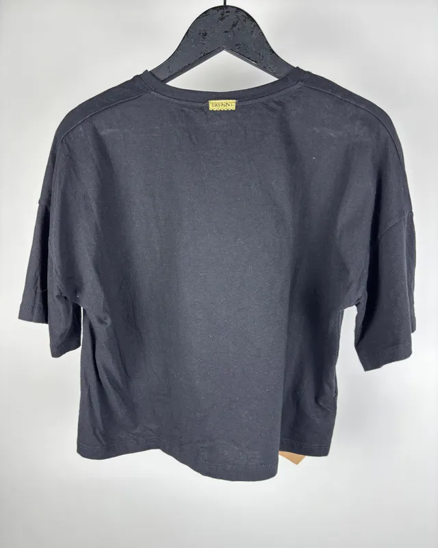 Remera negra estampada las pepas