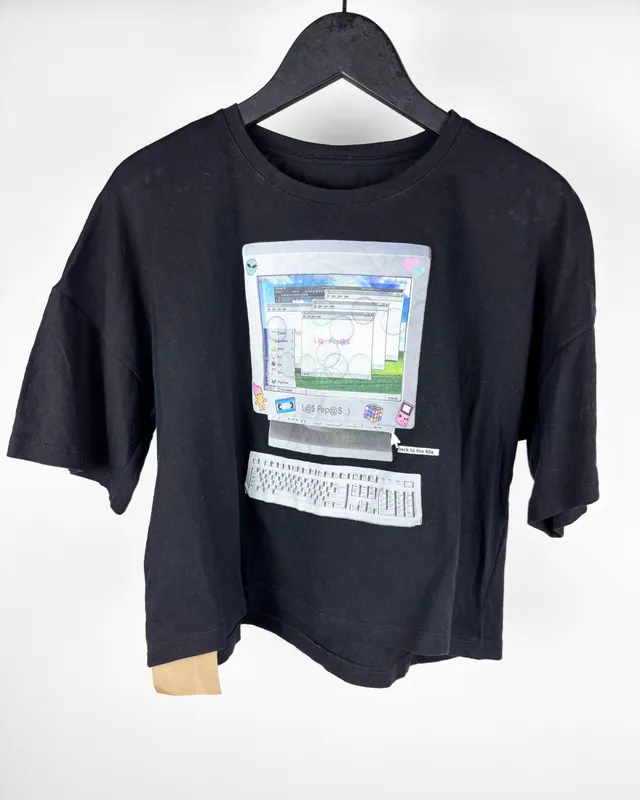 Remera negra estampada las pepas