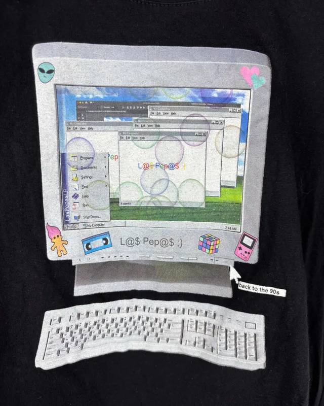 Remera negra estampada las pepas