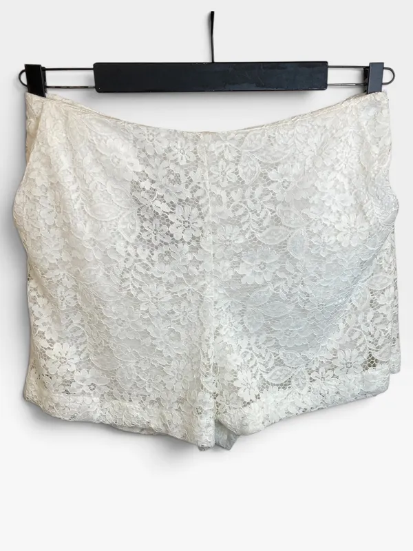 Short blanco de encaje zara