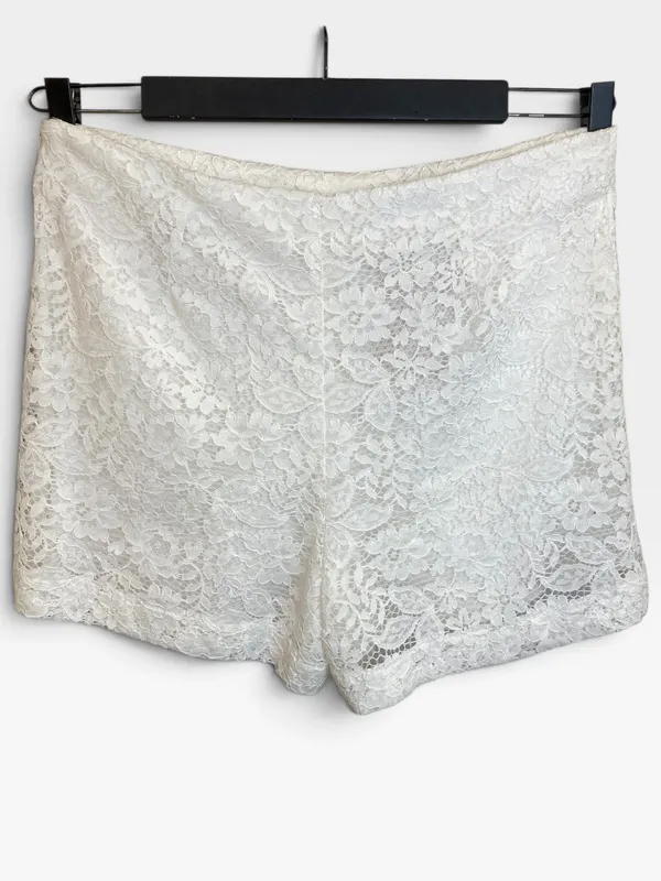 Short blanco de encaje zara