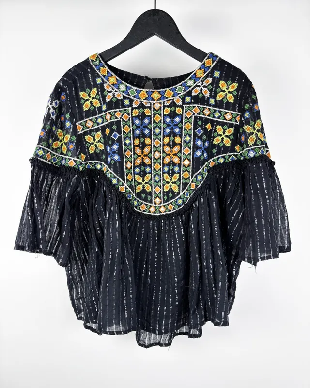 Blusa negra bordada indian