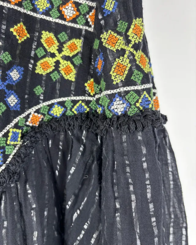 Blusa negra bordada indian