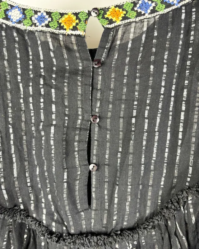 Blusa negra bordada indian