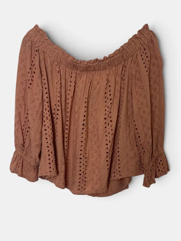 Blusa broderie off shoulder forever21