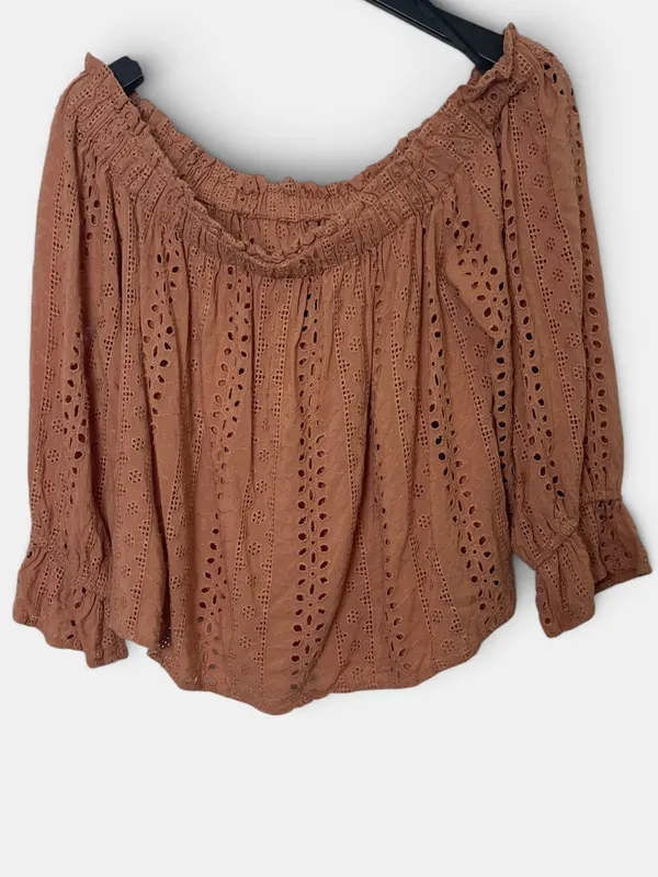 Blusa broderie off shoulder forever21