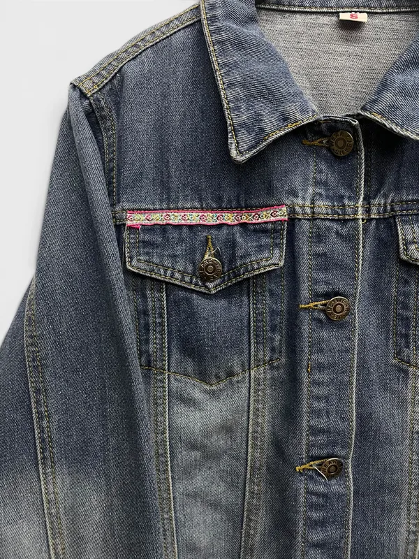 Campera jean bordada en espalda
