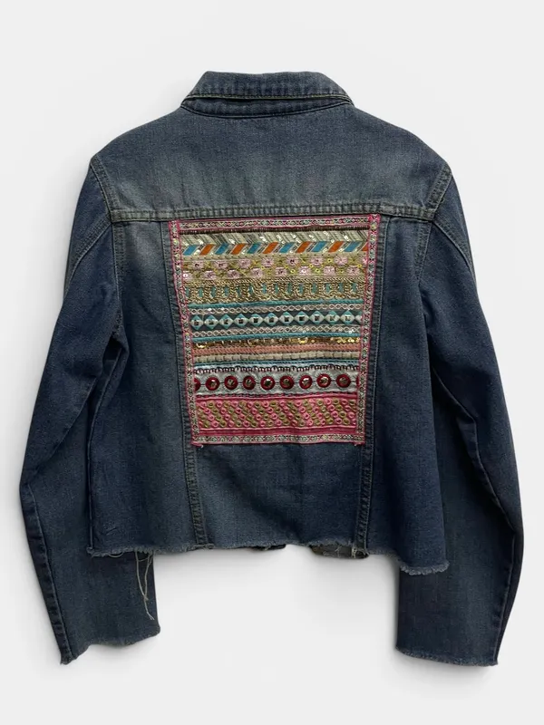 Campera jean bordada en espalda
