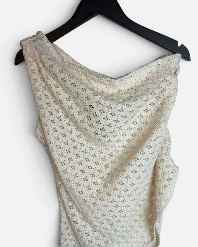Blusa encaje cruda 1 hombro mango