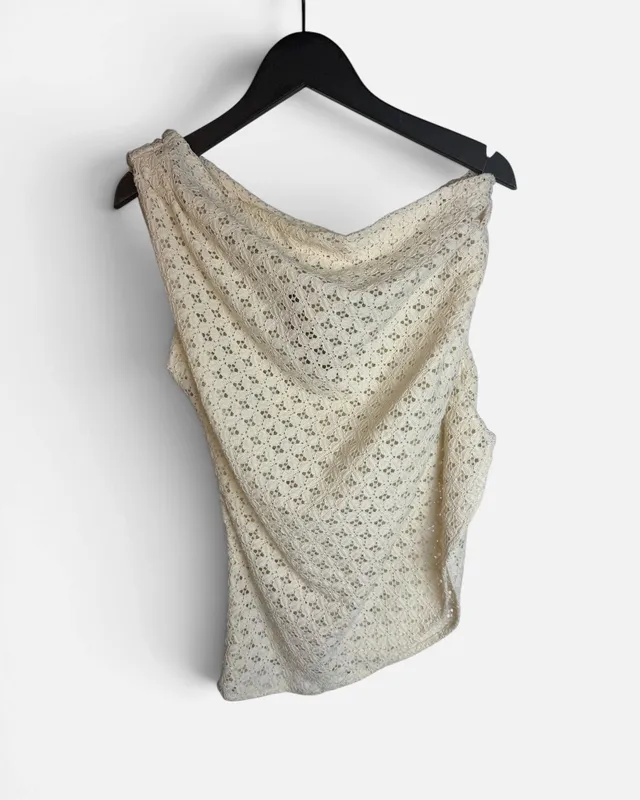 Blusa encaje cruda 1 hombro mango