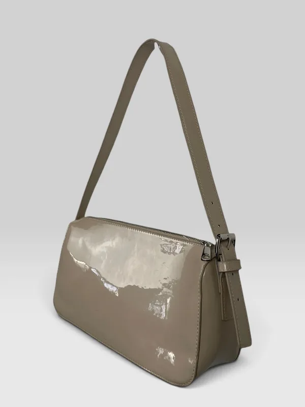 Cartera al hombro charol