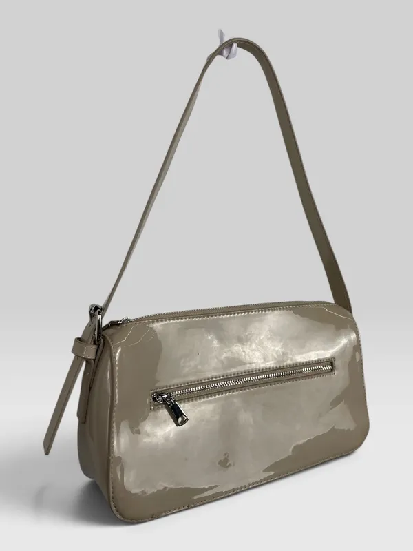 Cartera al hombro charol