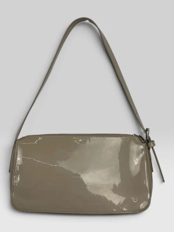 Cartera al hombro charol