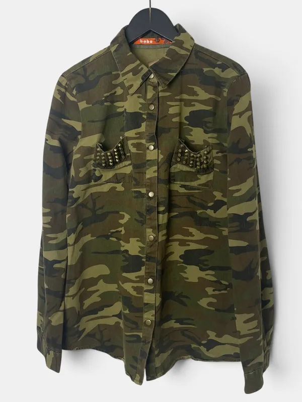 Camisa militar con tachas boho