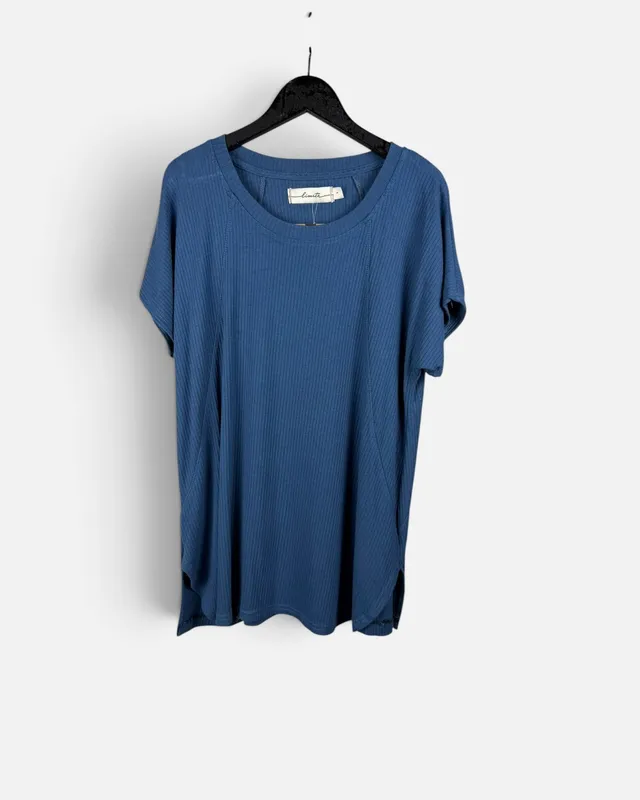 Remera azul limite