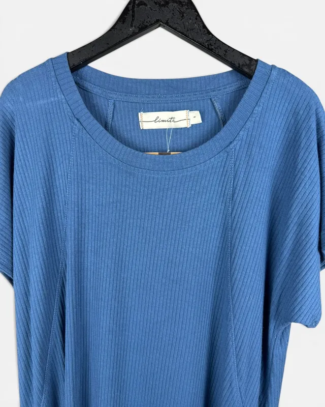 Remera azul limite