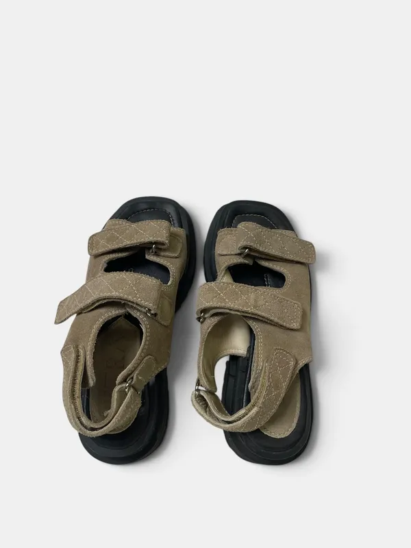 Sandalias en gamuza petra