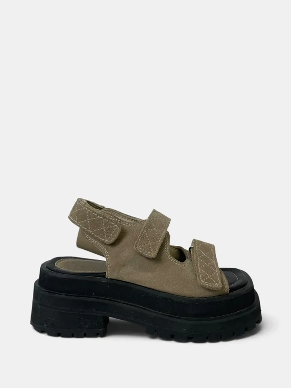 Sandalias en gamuza petra