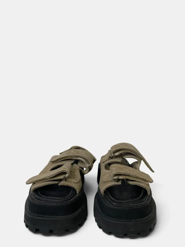 Sandalias en gamuza petra