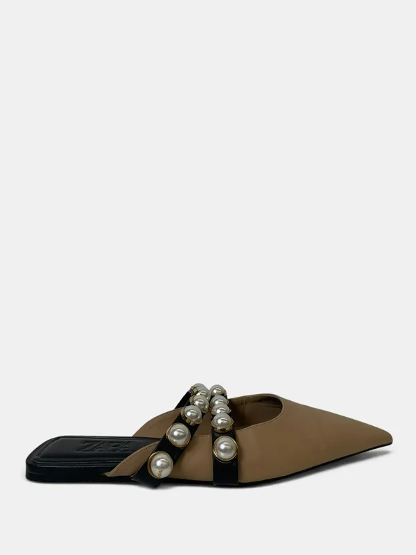 Zuecos en punta chato con perlas zara