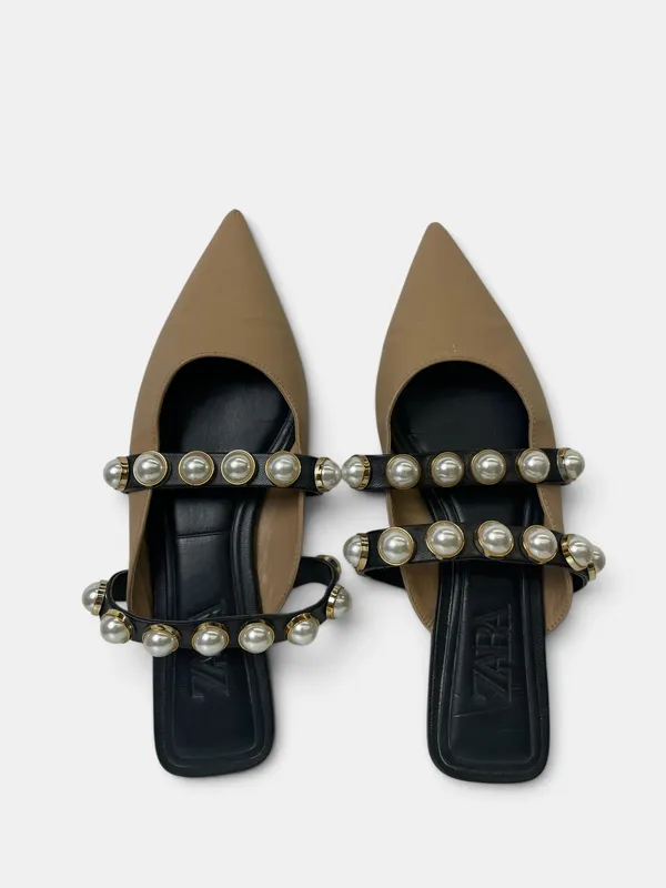 Zuecos en punta chato con perlas zara
